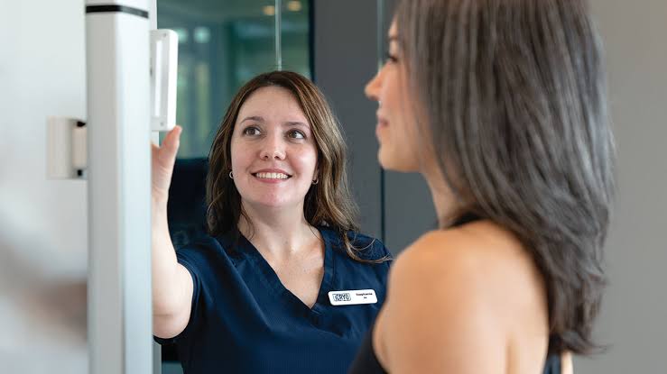 iCRYO specialist reviewing Seca body composition results with a guest