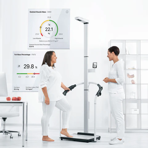 iCRYO Port St. Lucie specialist guiding a guest through their Seca body composition scan