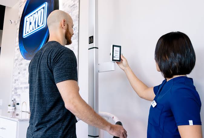 iCRYO specialist guiding a guest through their Seca body composition scan